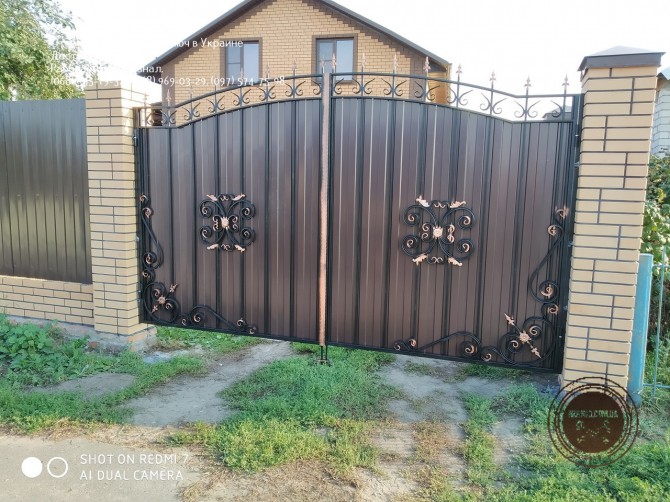 Ворота распашные кованые с профнастилом и калиткой - изображение 1