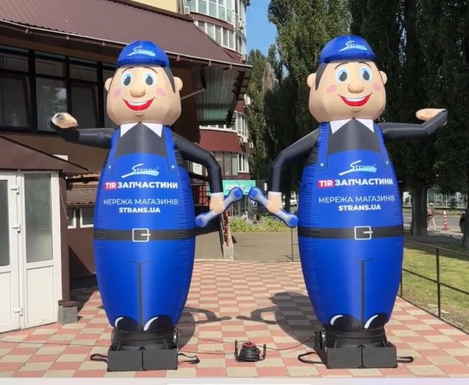 Человек машет на дороге, реклама в месте продаж 340 см - изображение 1