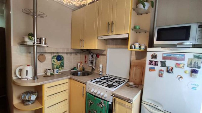 Продам 2-к. квартиру-сталінку, 4/5, метро 5 хв. - изображение 1